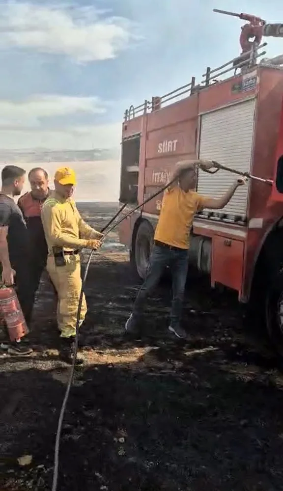 Siirt’te anız yangınına müdahale eden itfaiye aracı, alevlerin arasında kaldı.