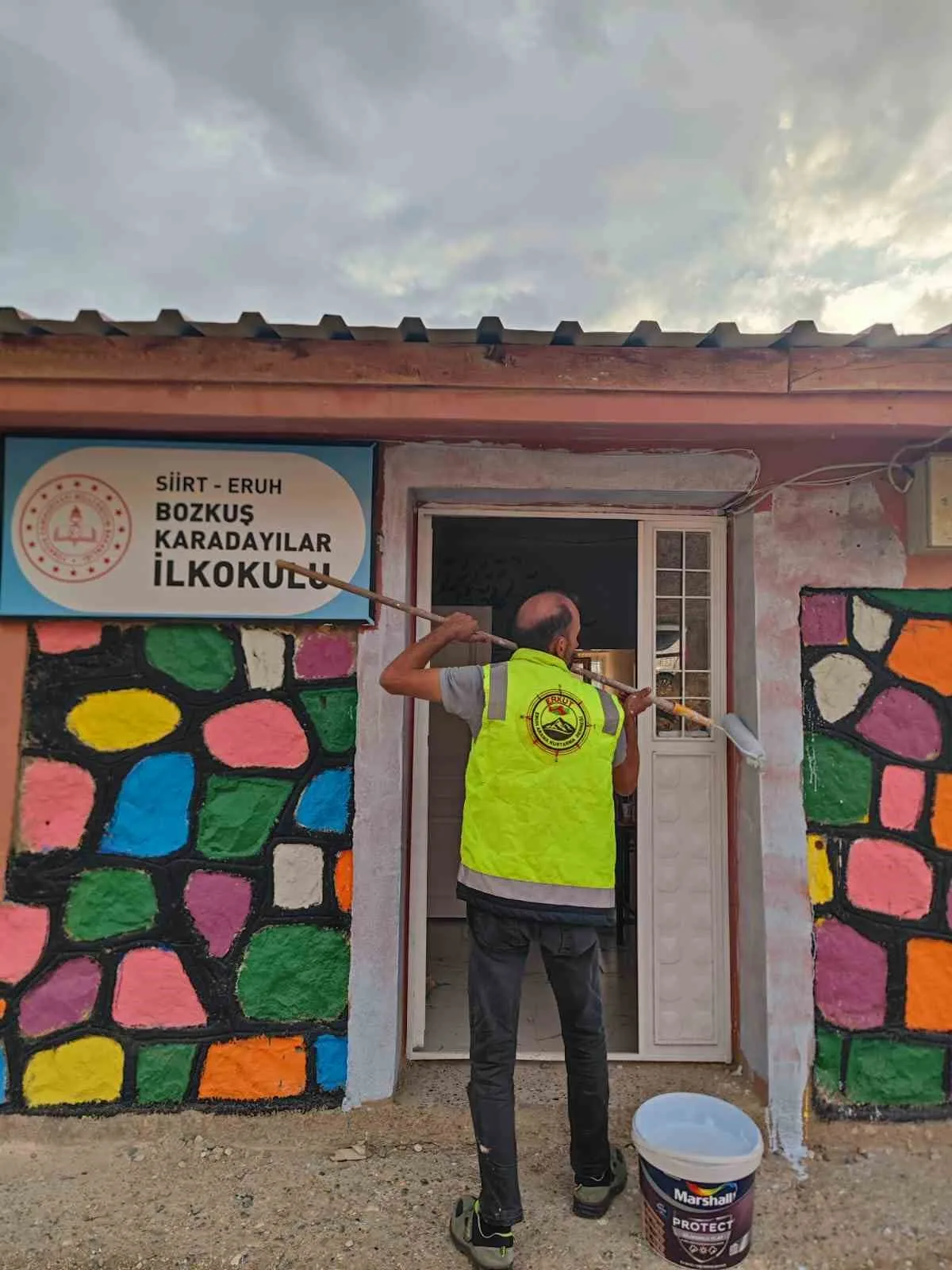 Siirt’in Eruh ilçesinde taşımalı eğitim veren Bozkuş Karadaylılar İlkokulunun eskiyen