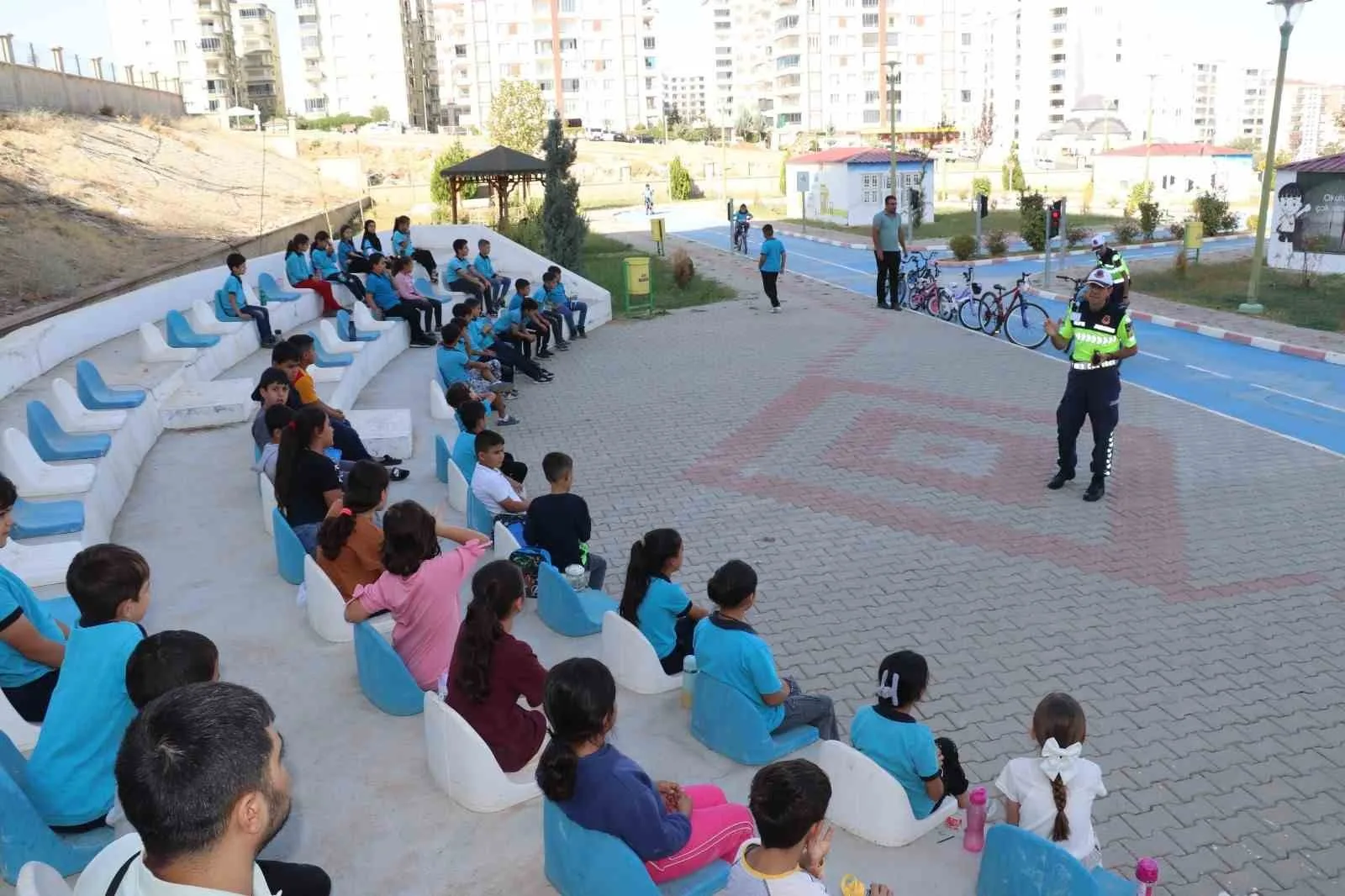 Siirt Belediyesi tarafından çocuklara trafik bilinci kazandırmak amacıyla kurulan Çocuk