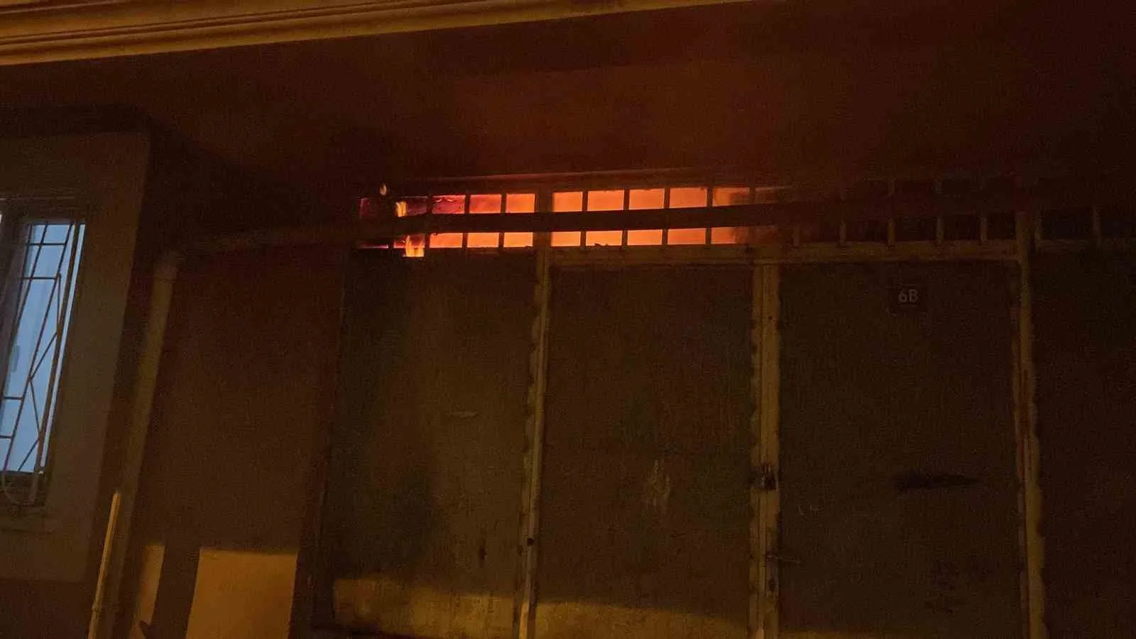 Siirt’te bir apartmanın alt katında gıda malzemelerinin bulunduğu depo yanarak