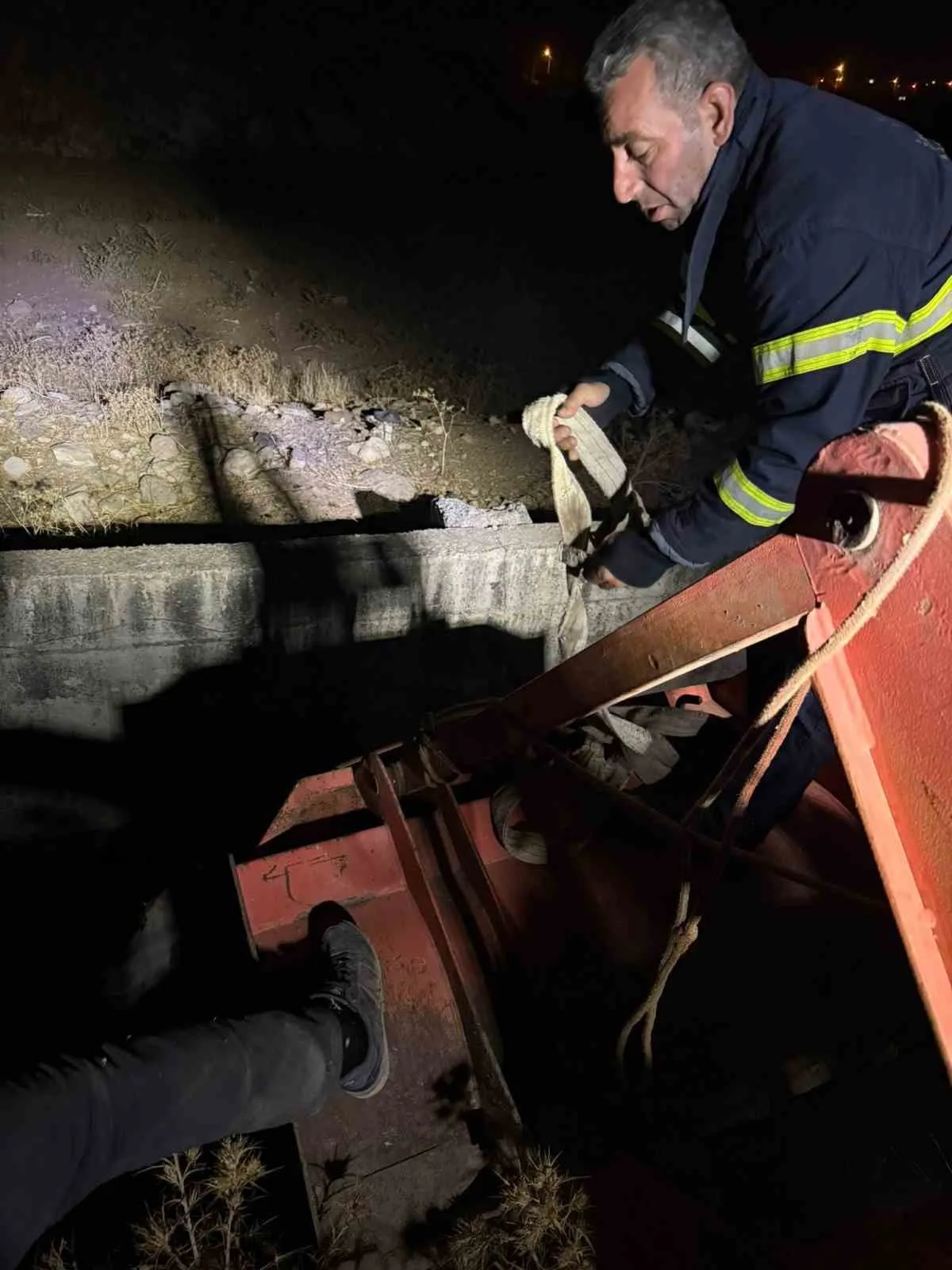 Siirt’te atık su arıtma kanalına düşen inek, itfaiye ekiplerinin halatlı