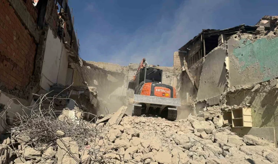 Siirt Belediyesi tarafından şehir genelinde yürütülen metruk yapıların tespiti ve