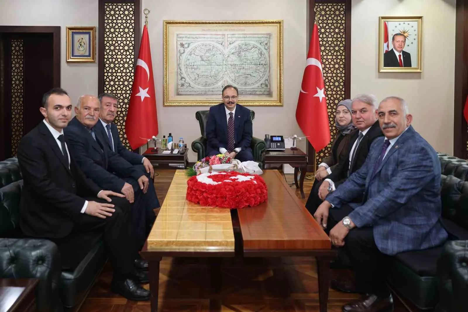 Siirt’te 19 Ekim Muhtarlar Günü dolayısıyla etkinlik düzenlendi. Cumhuriyet Meydanı’nda