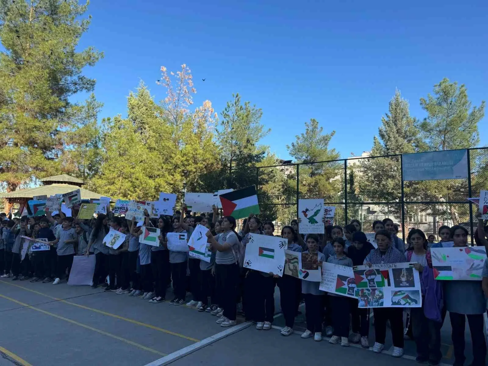 Siirt’in Kurtalan ilçesindeki Selahaddin Eyyubi Ortaokulu öğretmen ve öğrencileri, Gazze