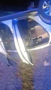 Siirt’te sürücüsünün direksiyon hakimiyetini kaybettiği otomobil takla attı. Kazada 2