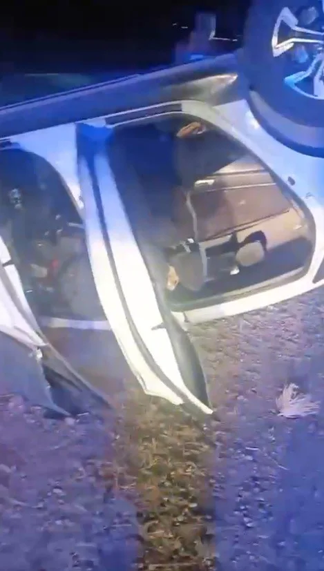 Siirt’te sürücüsünün direksiyon hakimiyetini kaybettiği otomobil takla attı. Kazada 2