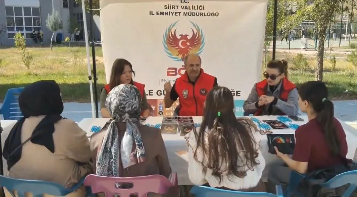 Siirt İl Emniyet Müdürlüğünde görevli polisler, üniversite öğrencilerine yönelik bilgilendirme