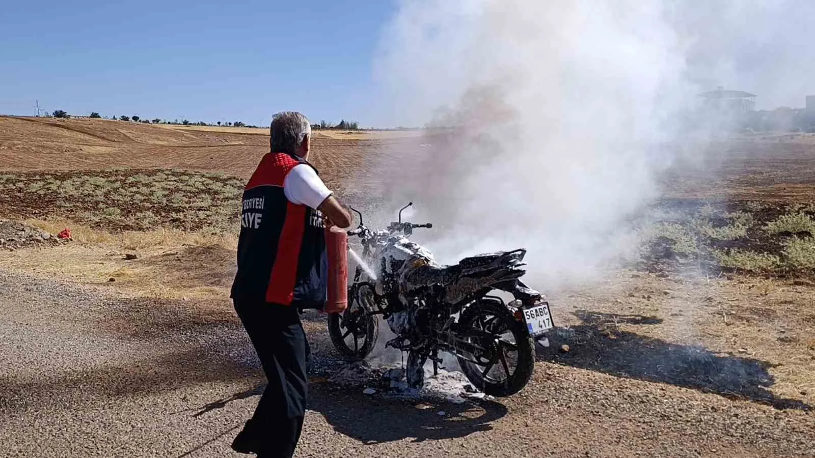 Siirt’te seyir halindeki bir motosiklet, alev alarak yandı. Olayda ölen