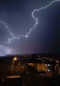 Siirt’in Kurtalan ilçesinde peş peşe çakan şimşekler geceyi gündüze çevirdi.
