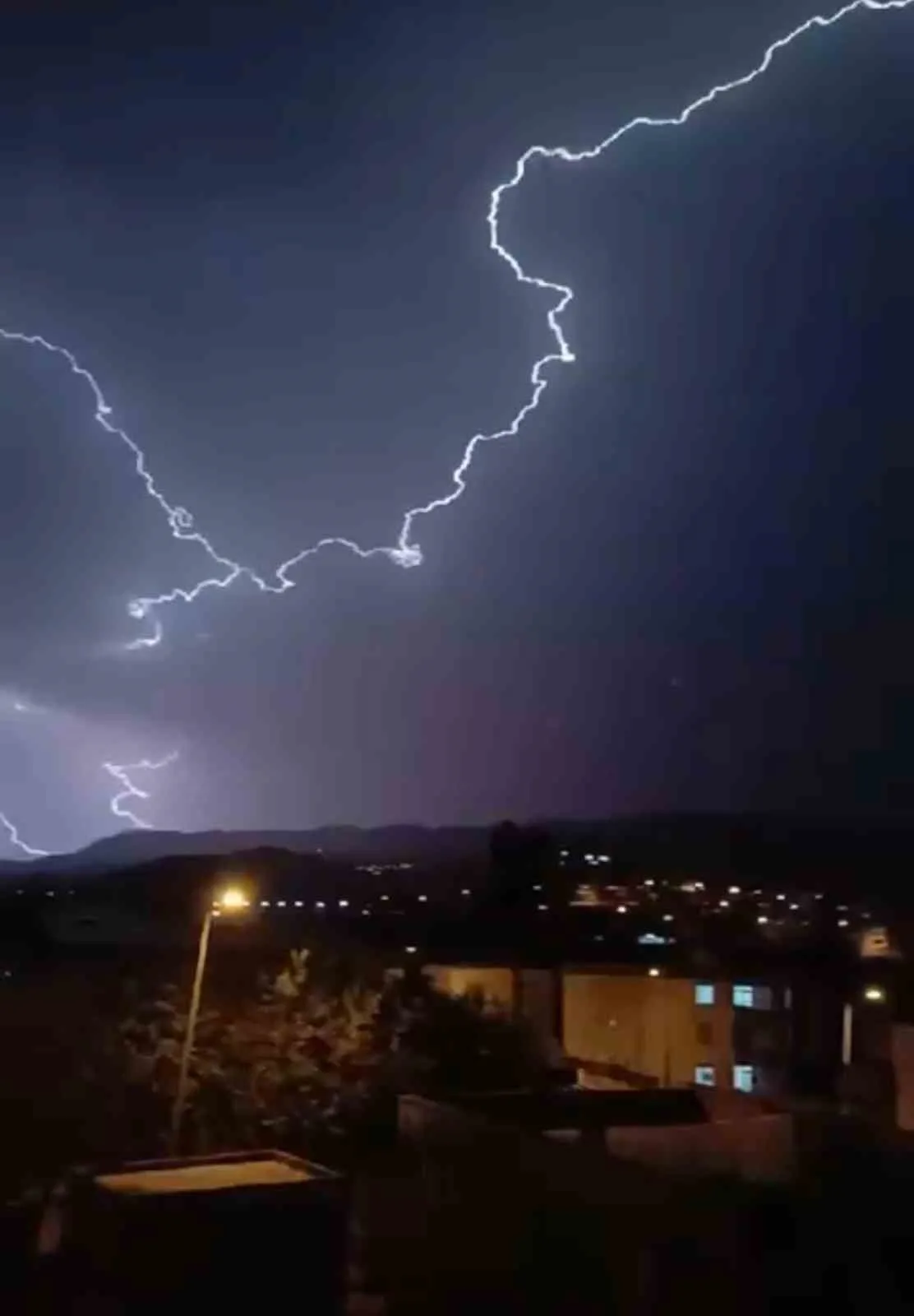 Siirt’in Kurtalan ilçesinde peş peşe çakan şimşekler geceyi gündüze çevirdi.