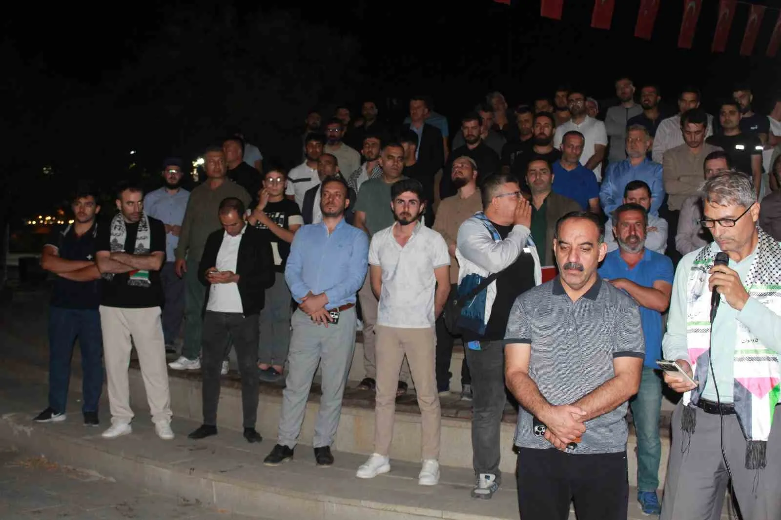 Siirt’te vatandaşlar ve sivil toplum kuruluşları, Gazze’ye insani yardım götürmek