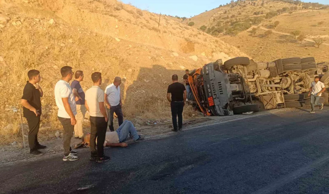 Siirt’te virajı alamayarak devrilen tırın sürücüsü yaralandı. Edinilen bilgilere göre,