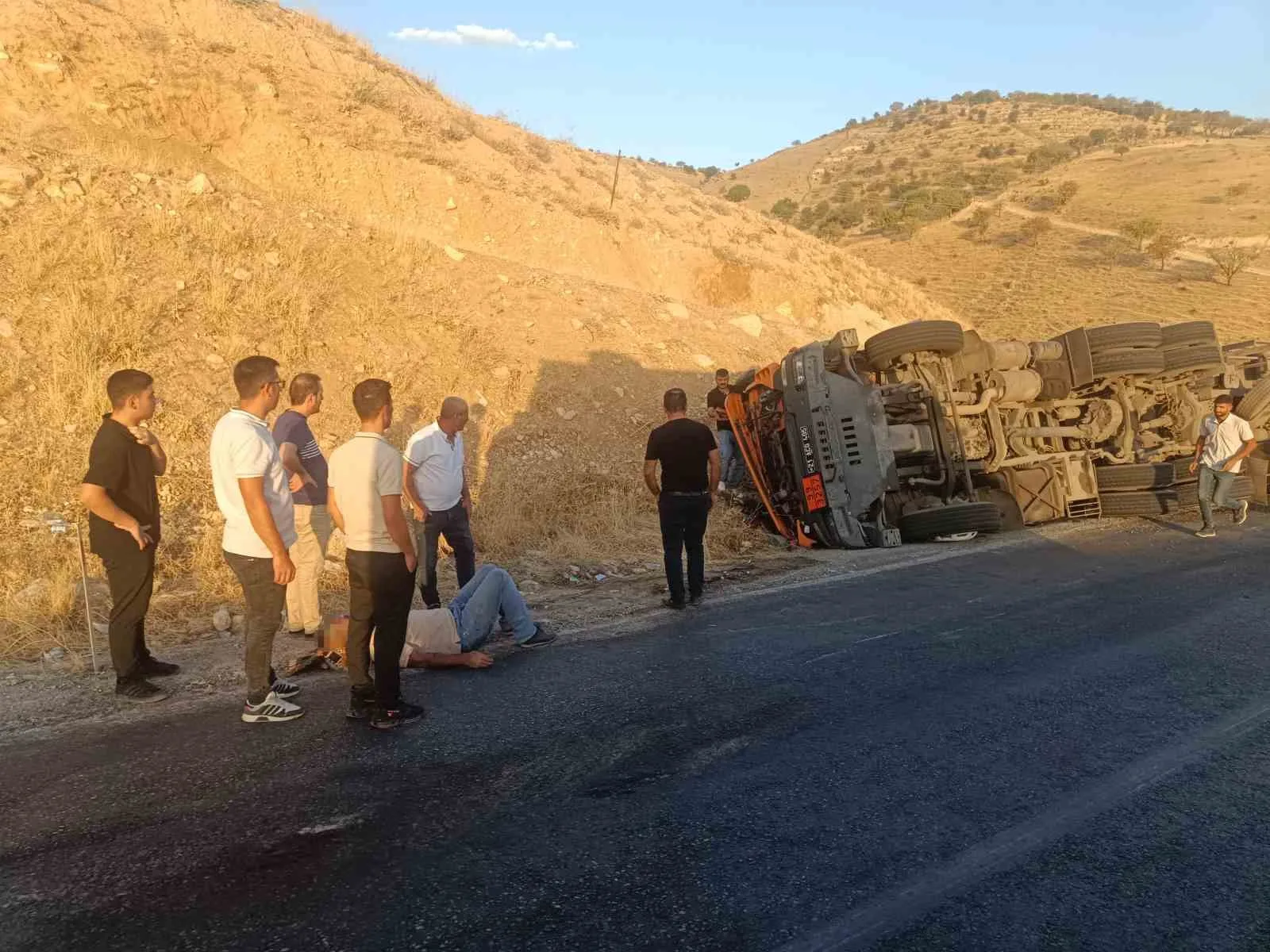 Siirt’te virajı alamayarak devrilen tırın sürücüsü yaralandı. Edinilen bilgilere göre,