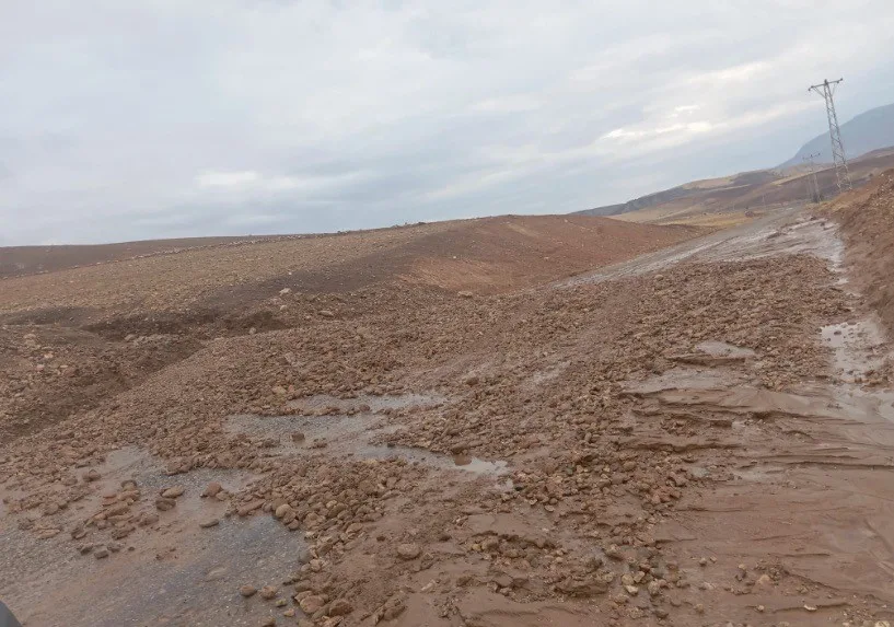 Siirt’in Eruh ilçesinde yağışla birlikte oluşan heyelanın yola akma anları