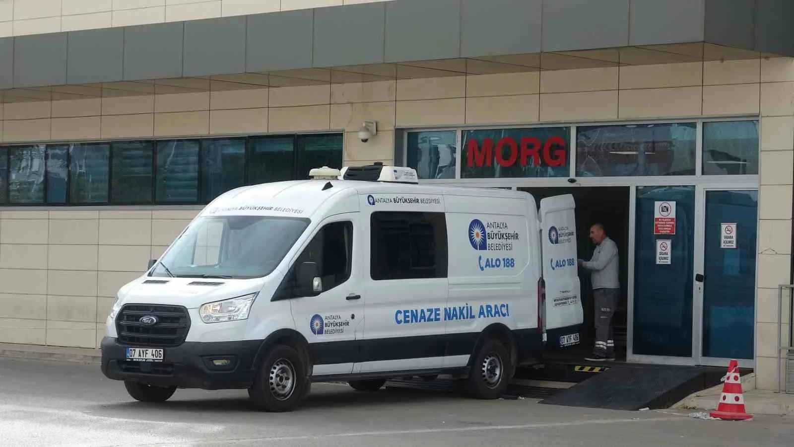 Antalya’da silahlı kavgada hayatını kaybeden 2 gencin cenazeleri adli tıp