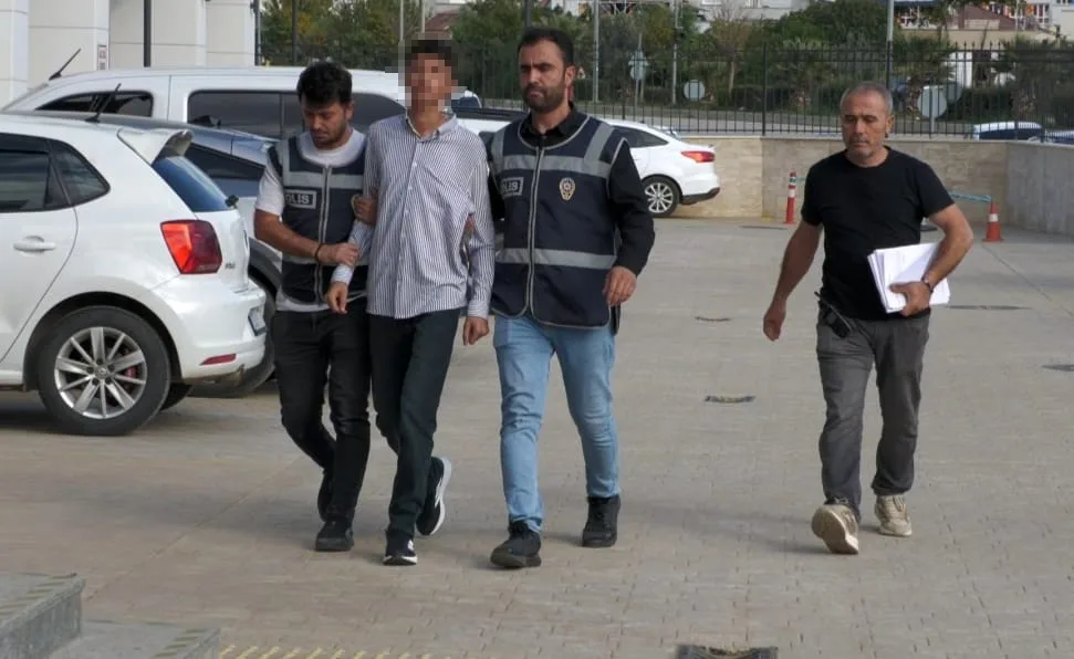 Adana’nın Kozan ilçesinde takip ettiği şahsı girdiği telefoncuda silahla vuran