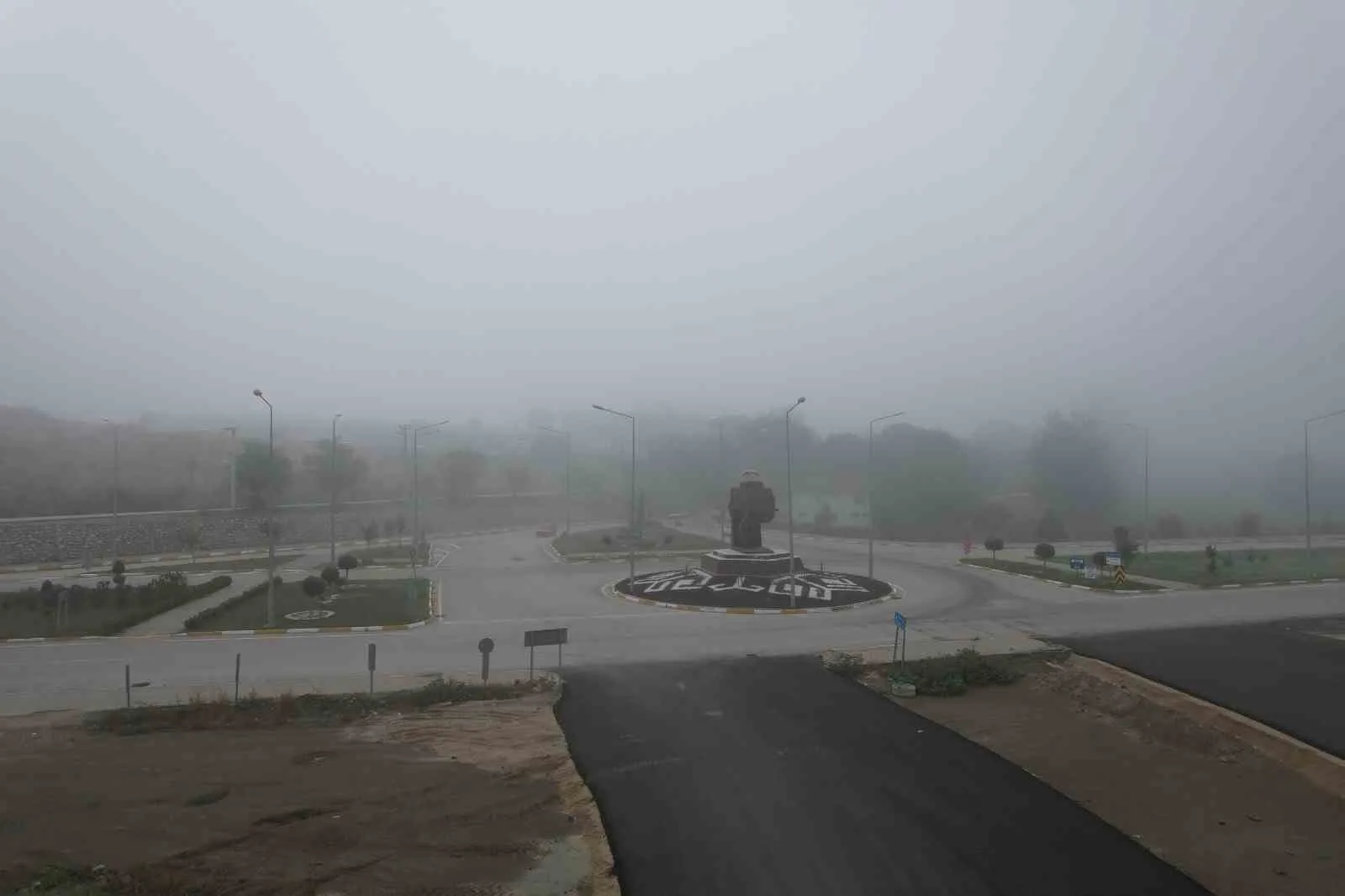 Balıkesir’in Sındırgı ilçesi sabah saatlerinde yoğun sisle kaplandı. İlçe genelinde