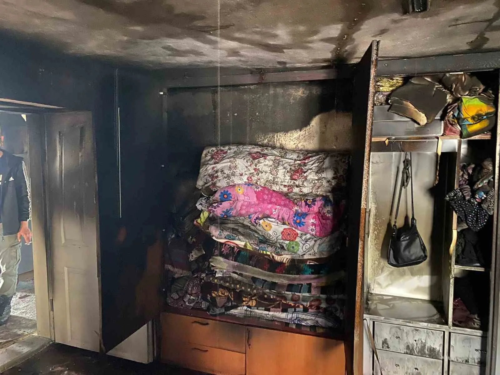 Balıkesir’in Sındırgı ilçesinde çıkan yangında bir evin büyük bölümü yanarak