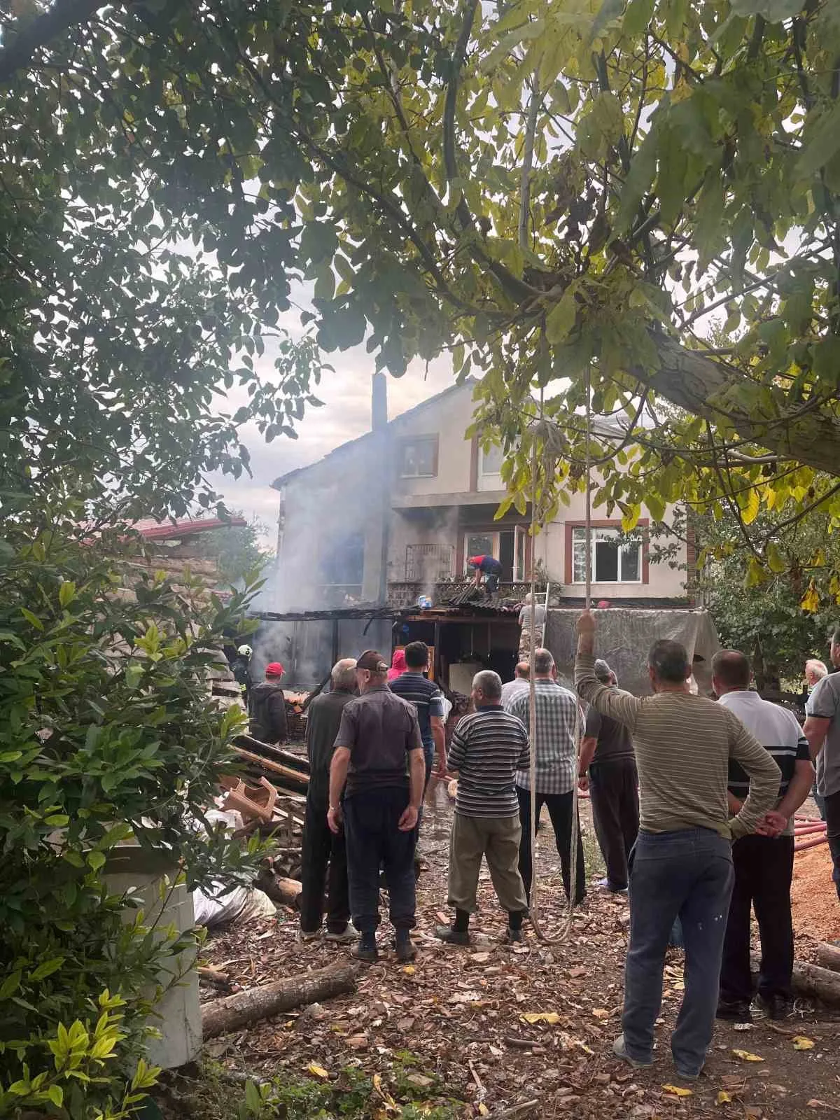 Sinop merkeze bağlı Taşmanlı köyünde bir evde çıkan yangın hasara