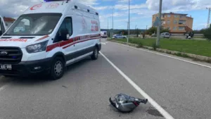 Sinop’ta hafif ticari araç ile iki motosiklet çarpıştı, kazada 2