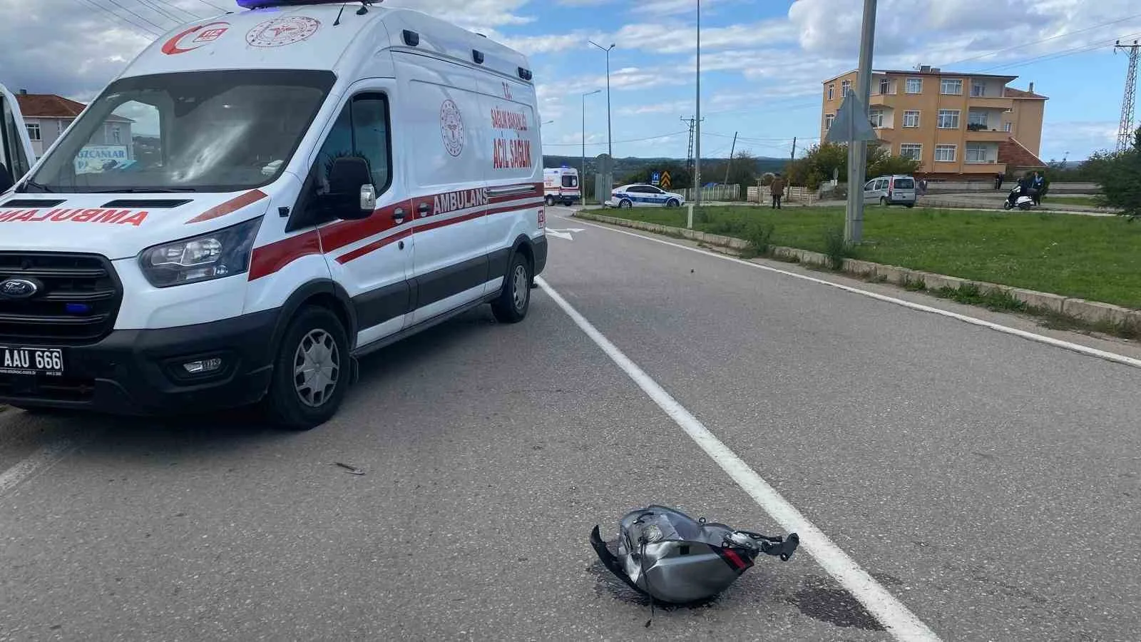 Sinop’ta hafif ticari araç ile iki motosiklet çarpıştı, kazada 2