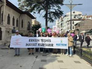 Sinop’ta “Meme Kanseri Farkındalık Ayı” kapsamında düzenlenen yürüyüşte vatandaşlara erken