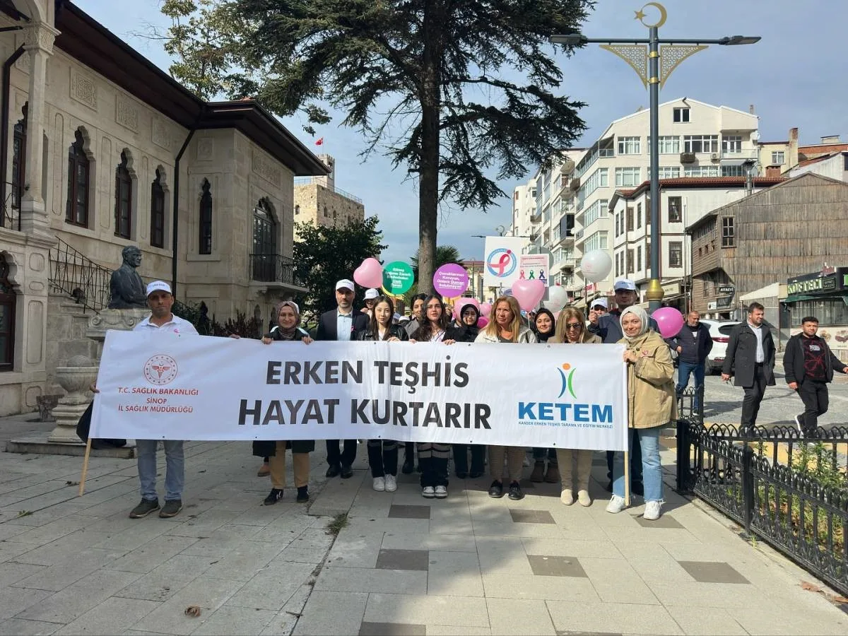 Sinop’ta “Meme Kanseri Farkındalık Ayı” kapsamında düzenlenen yürüyüşte vatandaşlara erken