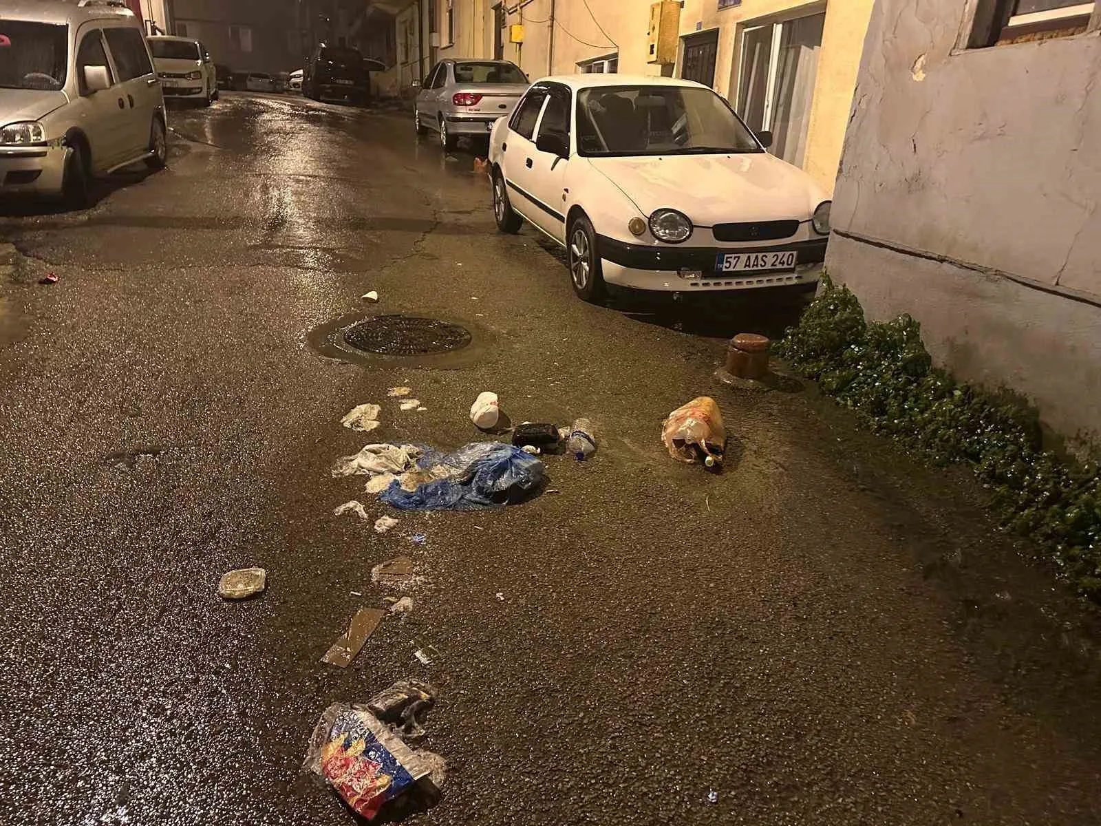 Sinop’ta gündüz saatlerinde sokak ortasına bırakılan çöpler tepki çekti. Şahısların