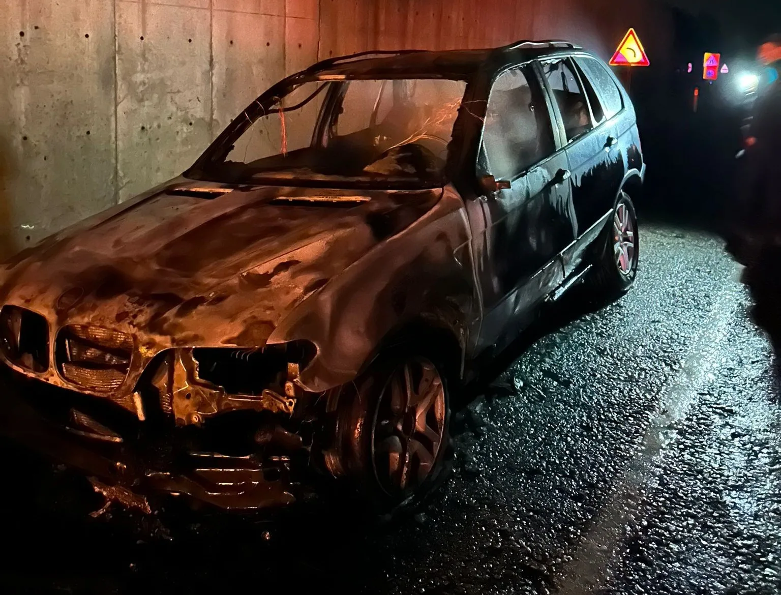 Sinop’un Türkeli ilçesinde yabancı plakalı bir cip, çıkan yangın sonucu