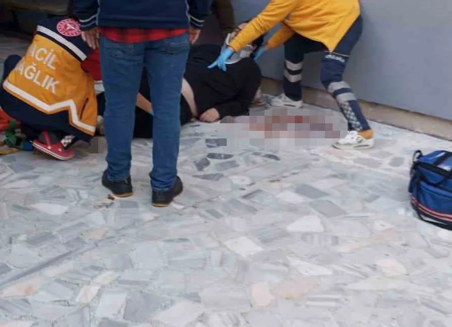 Sinop’ta bir apartmanın 4’üncü katından düşerek yaralanan genç hastaneye kaldırıldı.