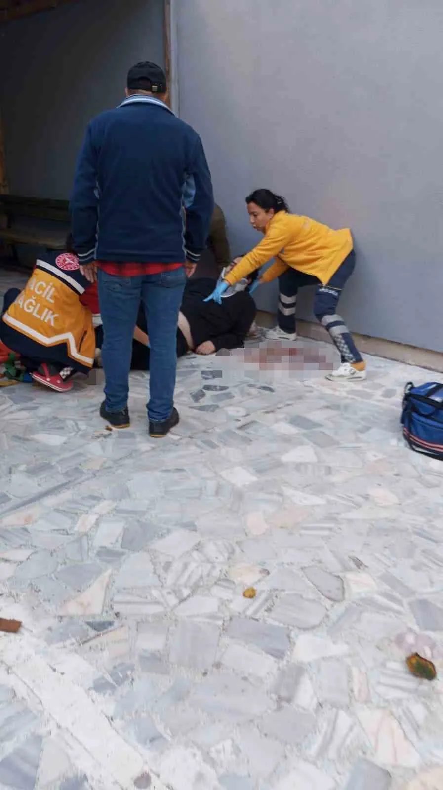 Sinop’ta bir apartmanın 4’üncü katından düşerek yaralanan genç hastaneye kaldırıldı.