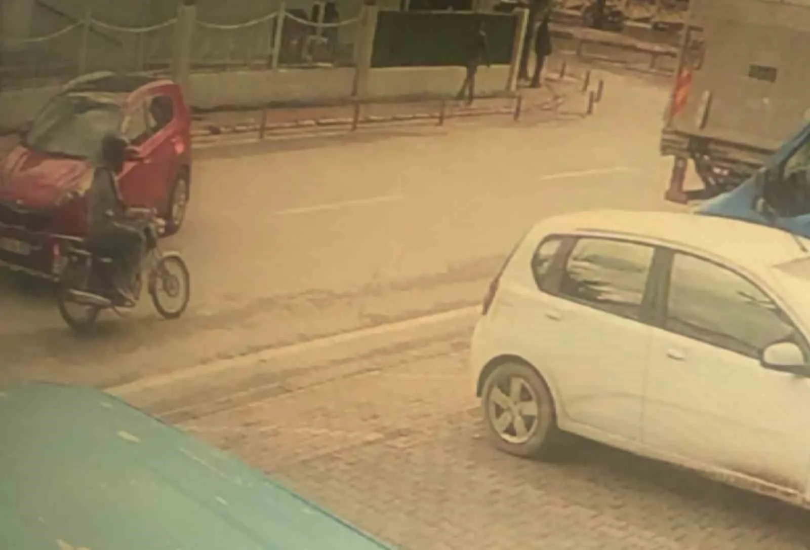 Aksaray’da sinyal vermeden karşı şeride giren otomobili gören motosiklet sürücüsü,