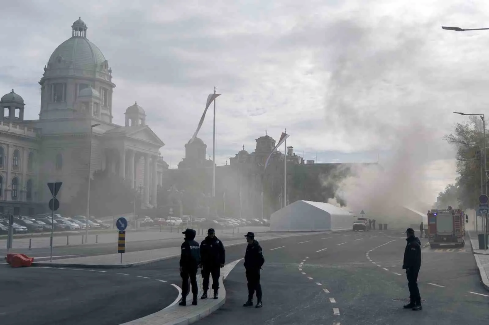 Sırbistan parlamentosu önünde silahlı bir saldırgan, iktidar destekçisi göstericilerin çadır