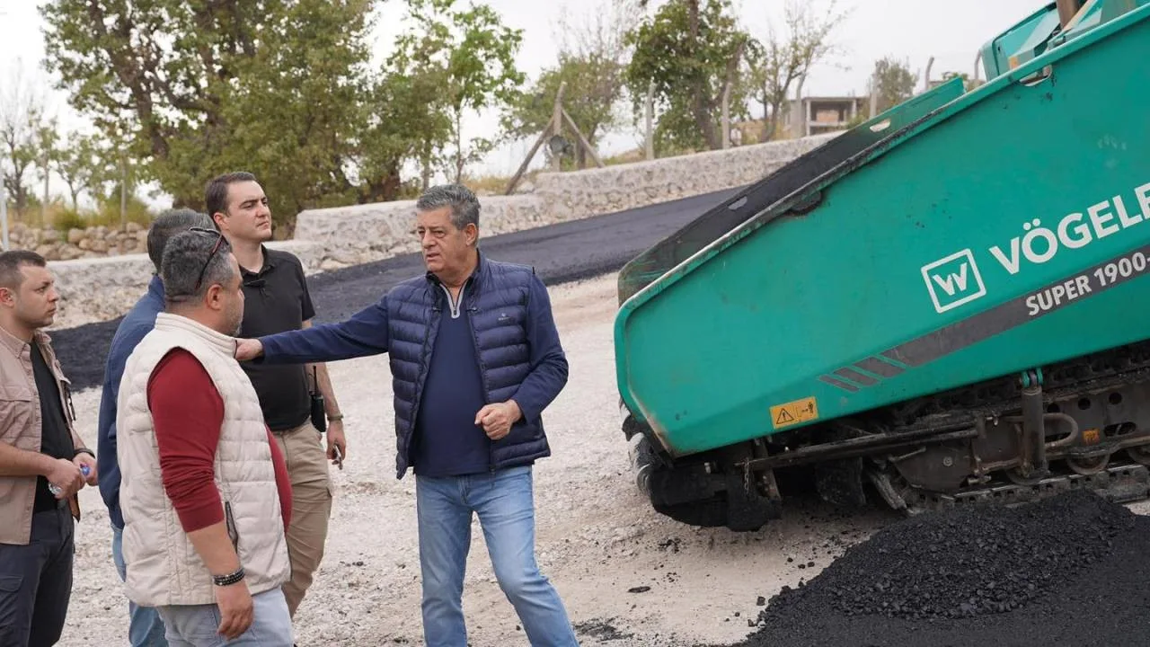 Şırnak Gündoğdu Mahallesi’nde uzun süredir beklenen yola asfalt dökümü başladı.