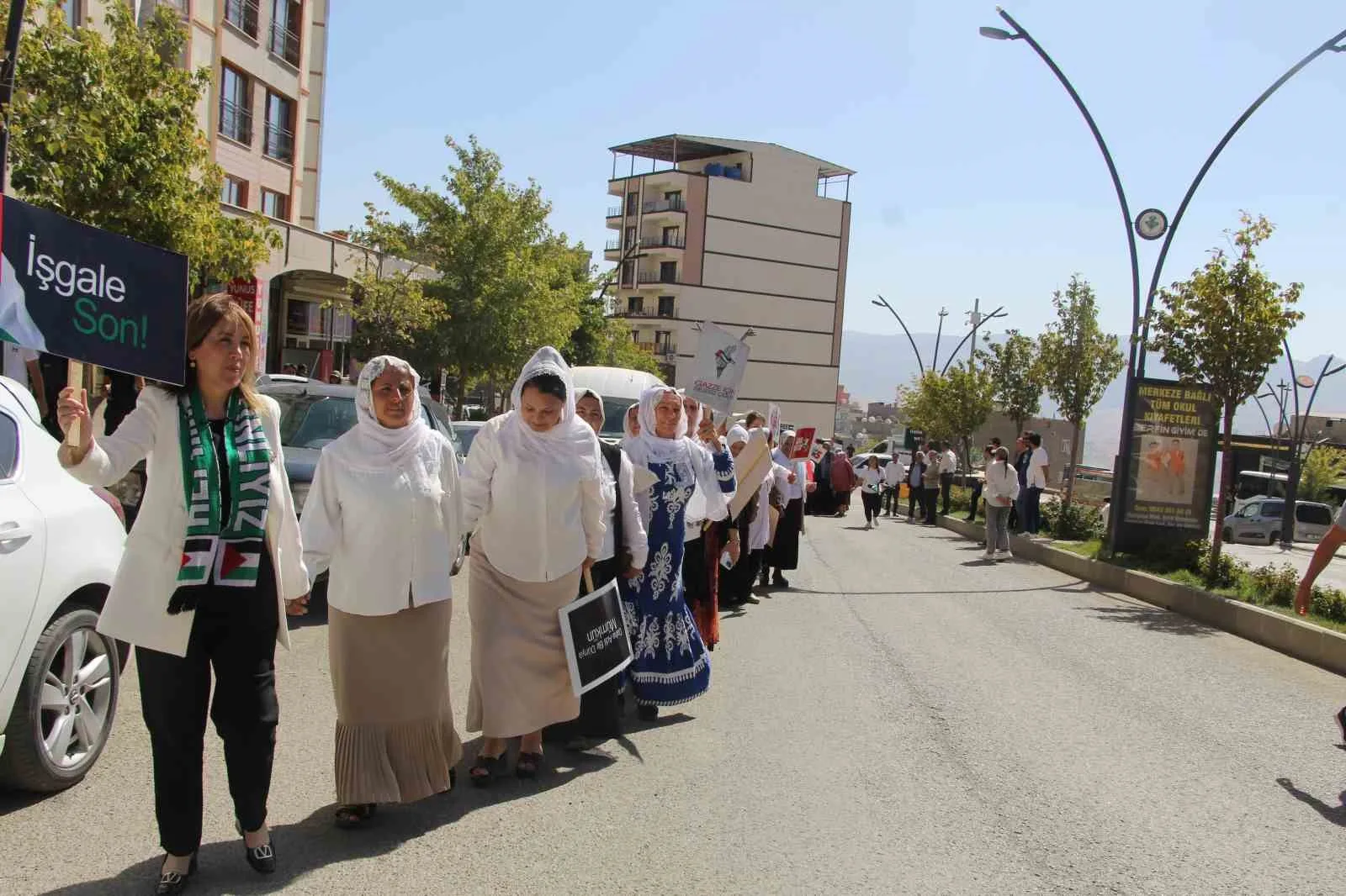 Şırnak’ta “Sessiz Çığlık” yürüyüşü gerçekleştirdi. Şırnaklı kadınların yoğun bir katılımla