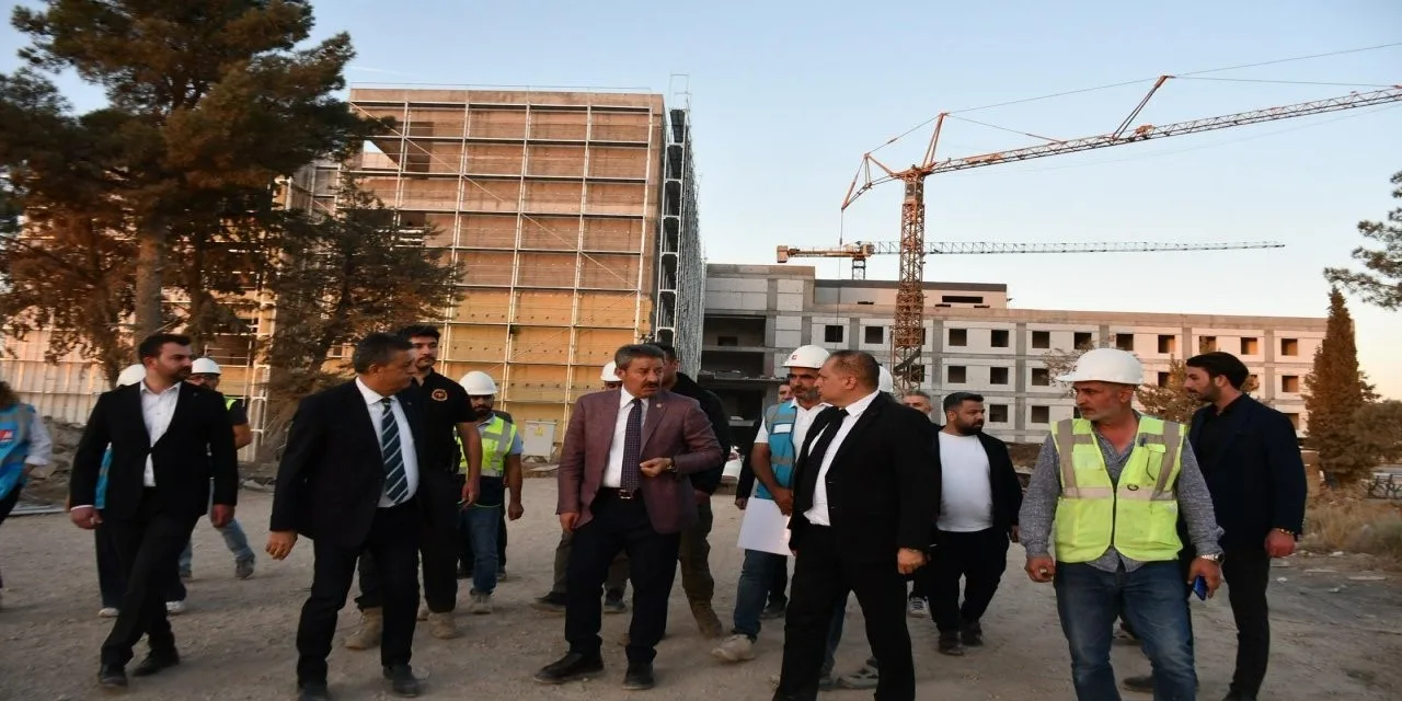 AK Parti Şırnak Milletvekili Arslan Tatar’ın başkanlığındaki heyet, inşaatı devam