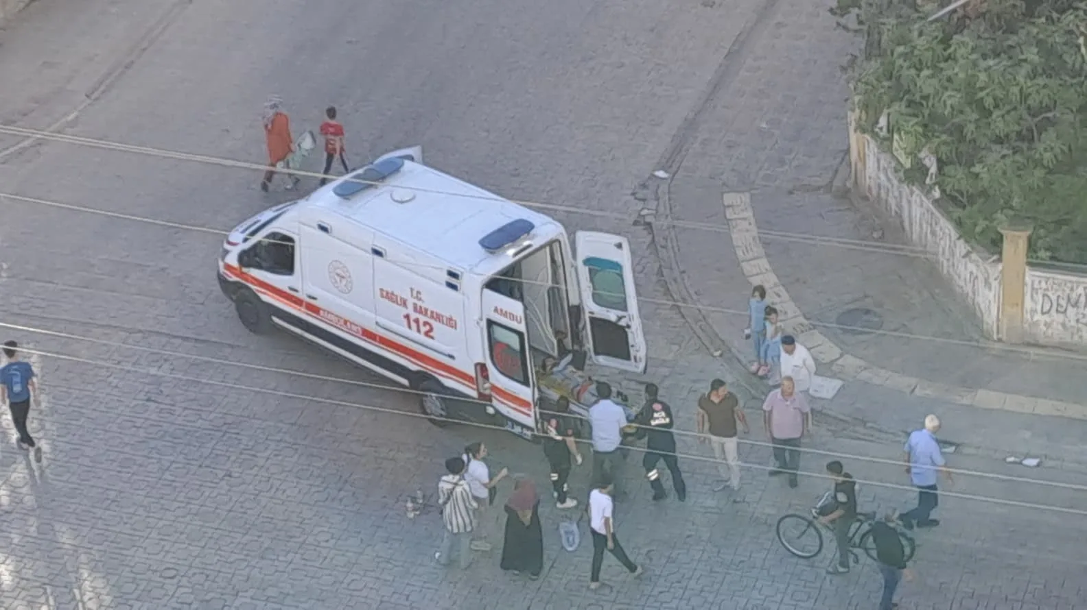 Diyarbakır’ın Bağlar ilçesinde şişe üzerinden geçen motokurye, dengesini kaybetmesiyle düşerek