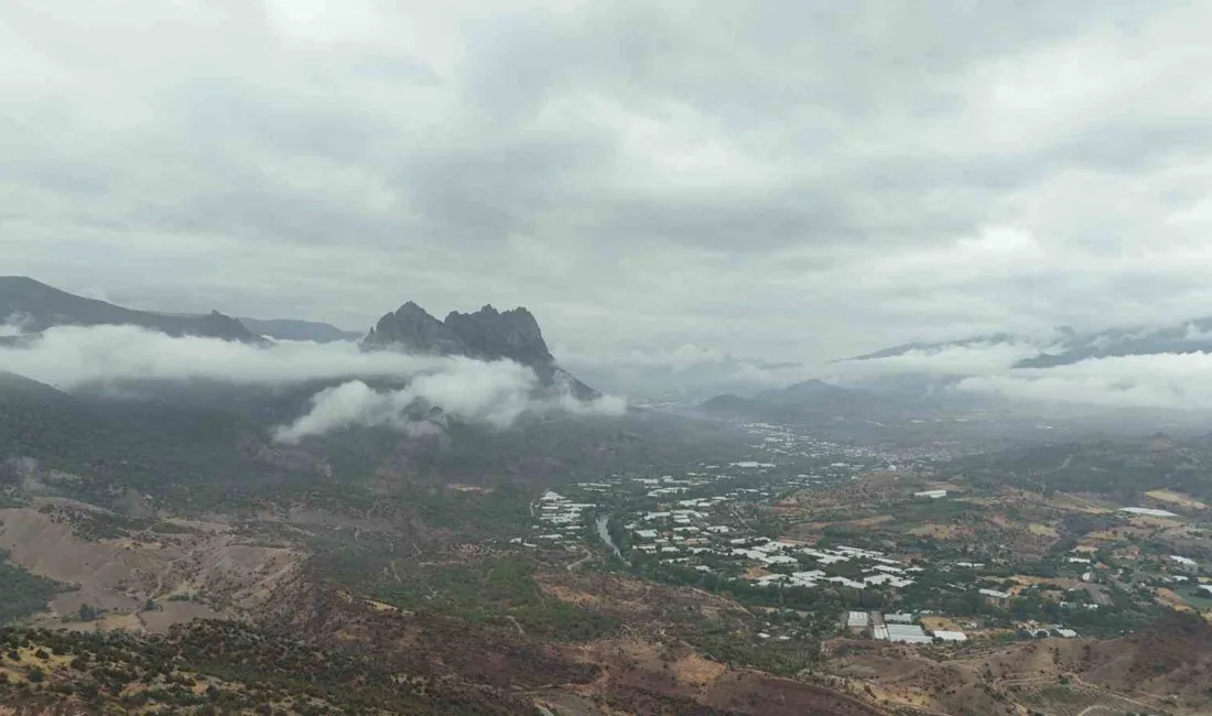 Eskişehir’de bulunan Bozaniç Kayaları oluşan sis sebebiyle ortaya kartpostallık görüntüler