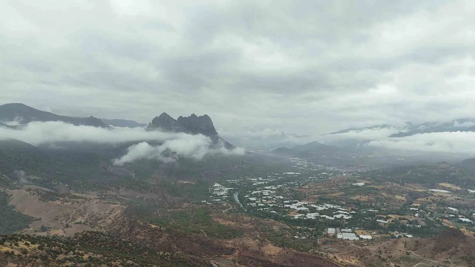 Eskişehir’de bulunan Bozaniç Kayaları oluşan sis sebebiyle ortaya kartpostallık görüntüler