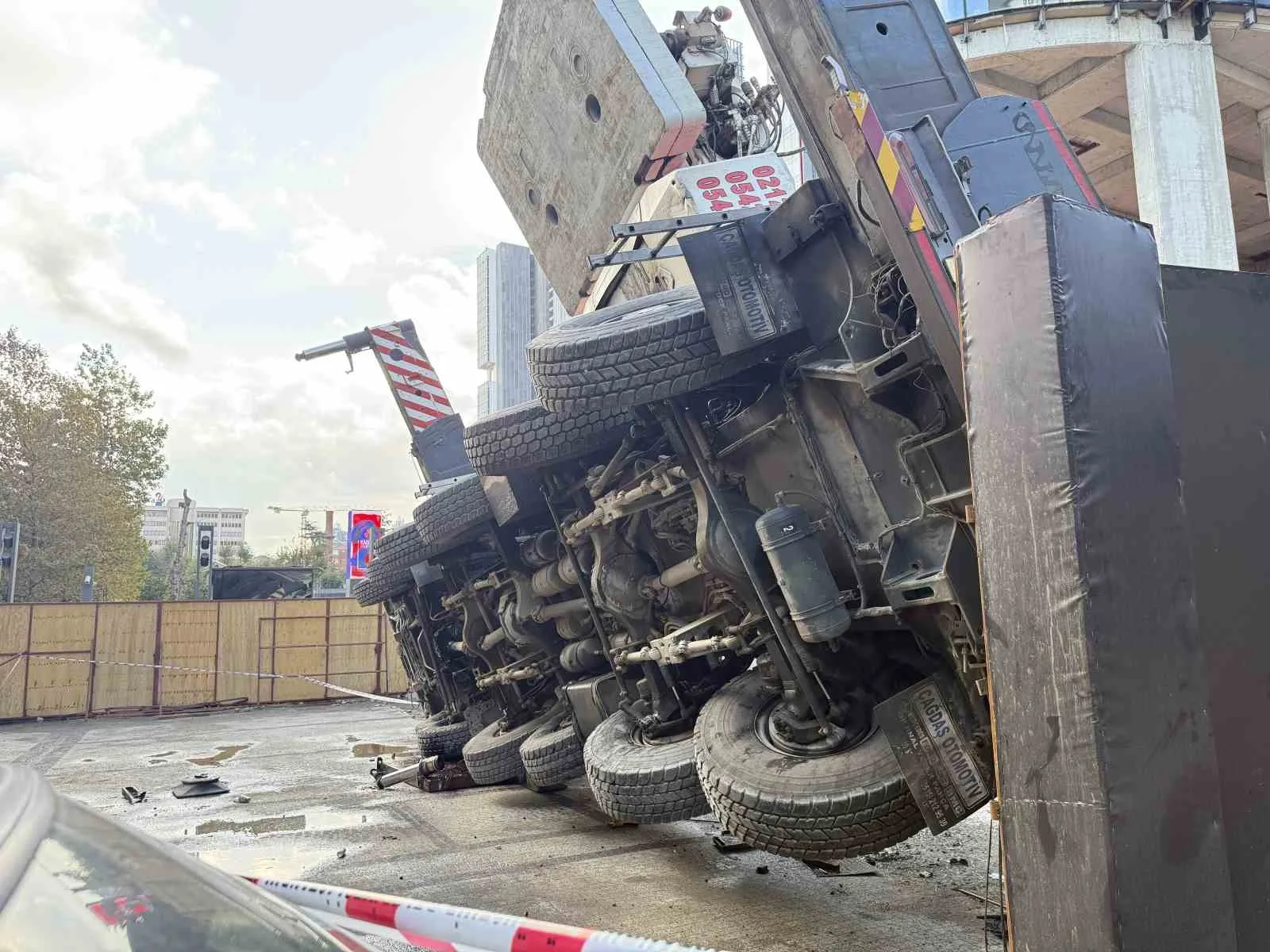 İstanbul Şişli’de rezidans inşaatında bulunan ve metrelerce yükseklikteki vinç devrildi.