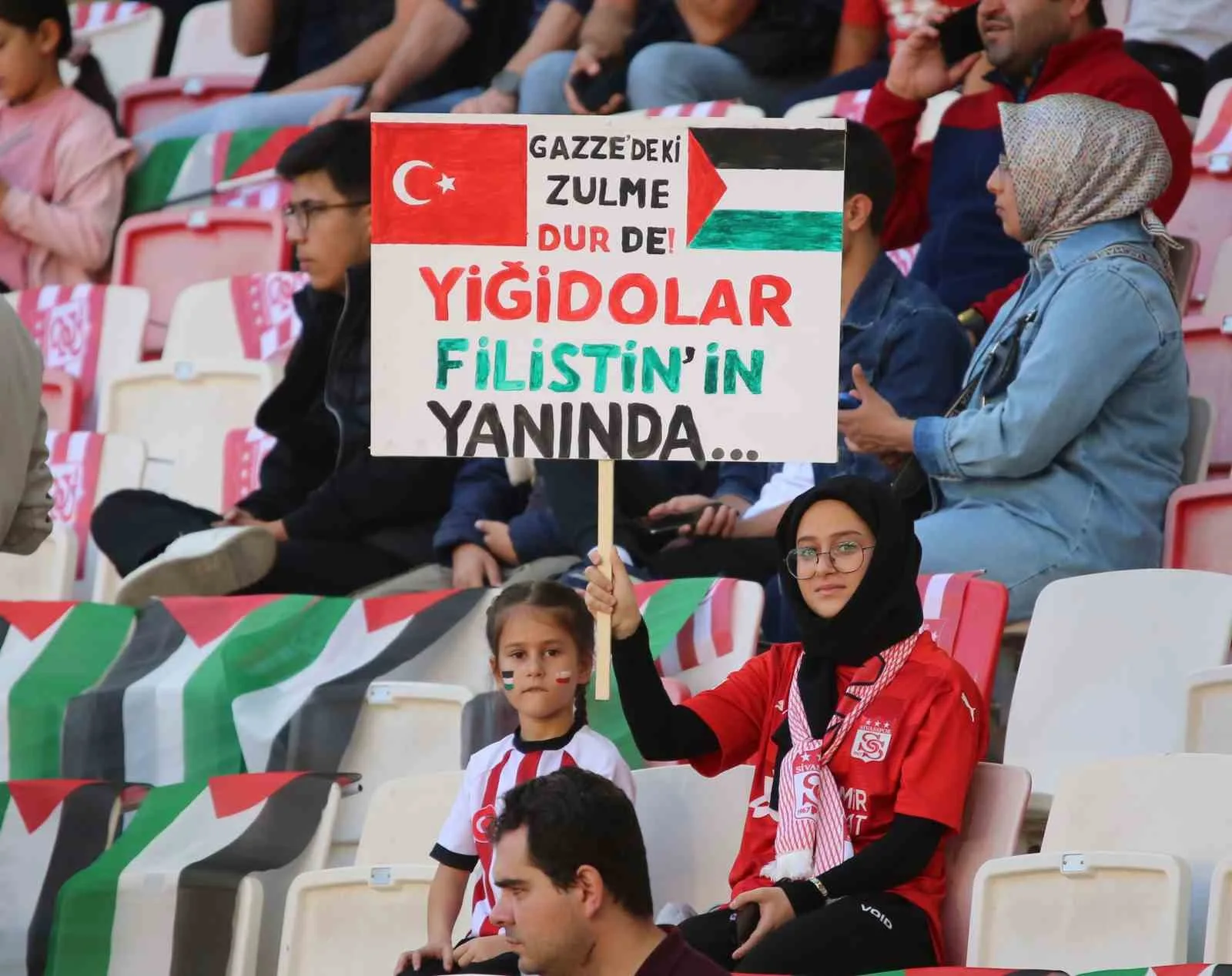 Sivassporlu taraftarlar, Serispor maçında tribünleri doldurarak hem takımlarına destek oldu