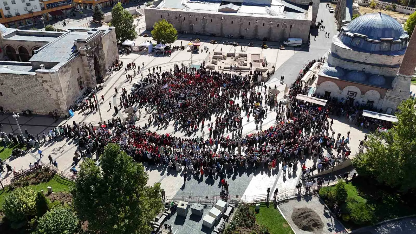 Sivas’ta öğrenciler İsrail’in Gazze saldırılarını kınamak ve Filistin’e destek vermek
