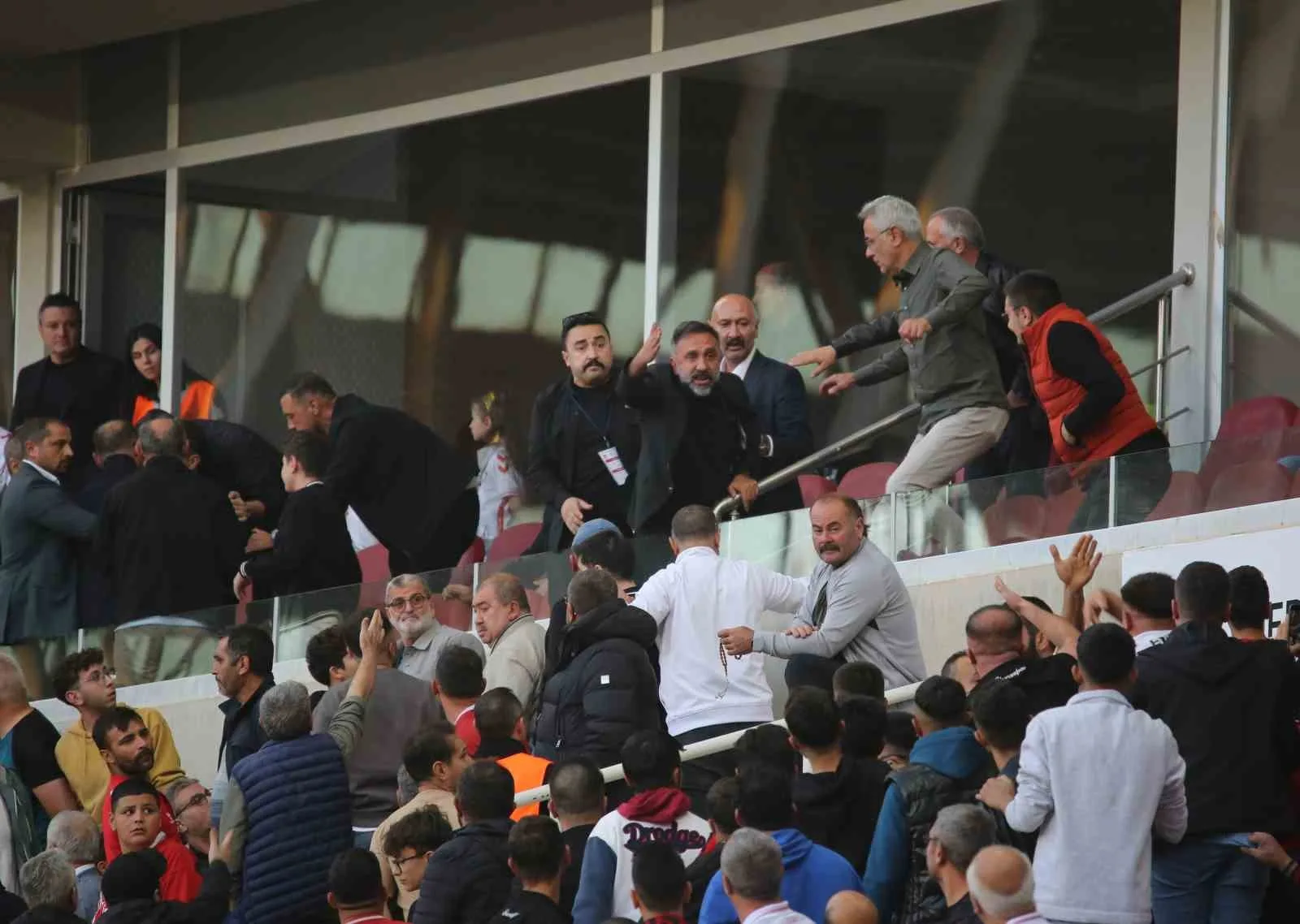 Özbelsan Sivasspor Başkanı Gökhan Karagöl, Serik Spor maçının son dakikalarına