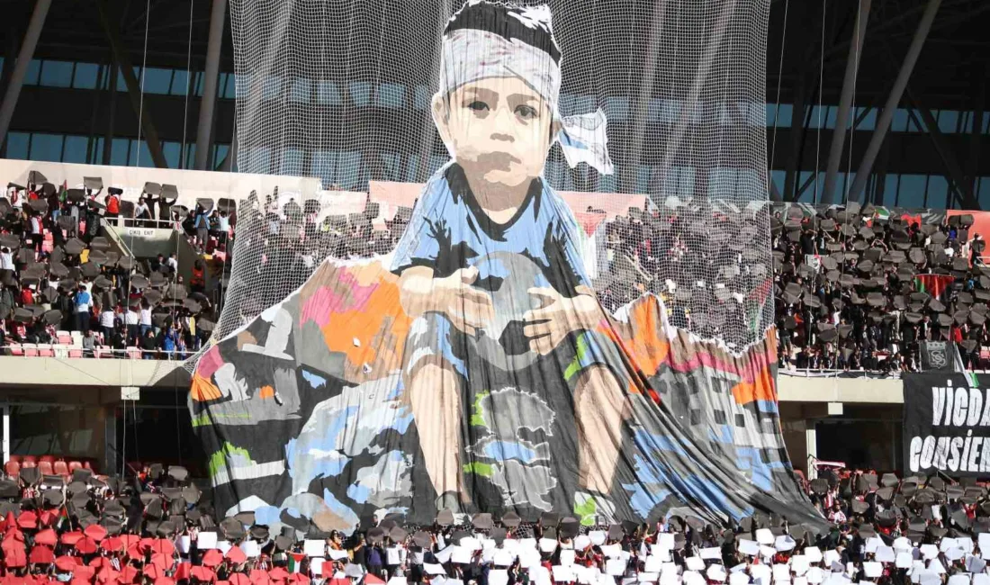 Sivassporlu taraftarlar, Serikspor maçı öncesinde Gazze’deki soykırıma sessiz kalmamak amacıyla