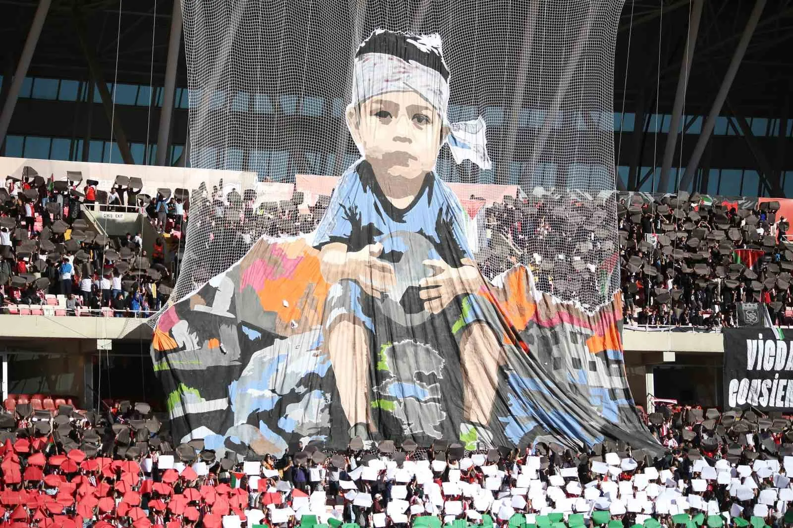 Sivassporlu taraftarlar, Serikspor maçı öncesinde Gazze’deki soykırıma sessiz kalmamak amacıyla