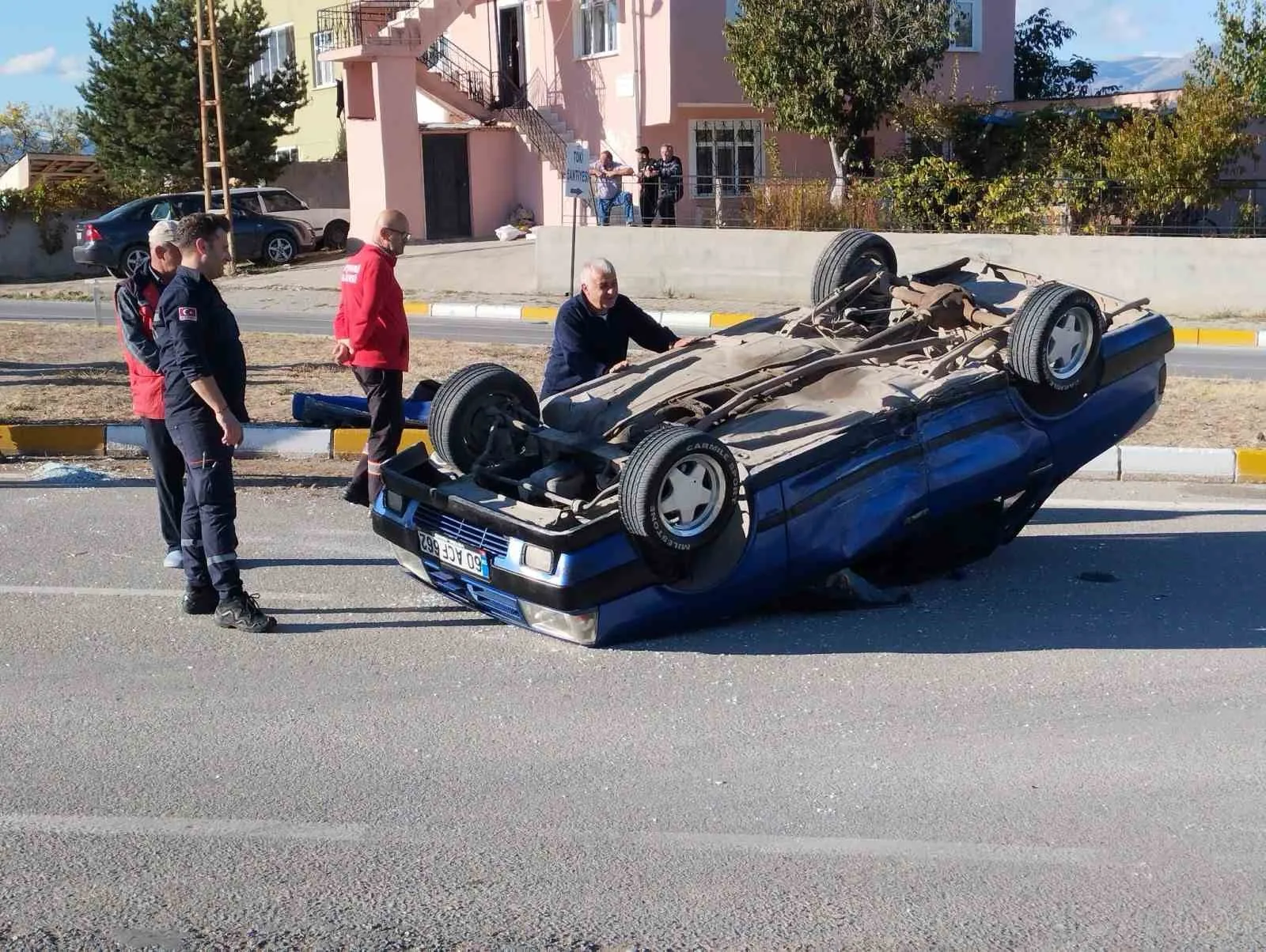 Sivas’ta meydana gelen trafik kazasında bir otomobil takla atarak ters