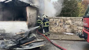 Sivas’ta iki katlı ikamette çıkan yangında bir kat tamamen kullanılmaz