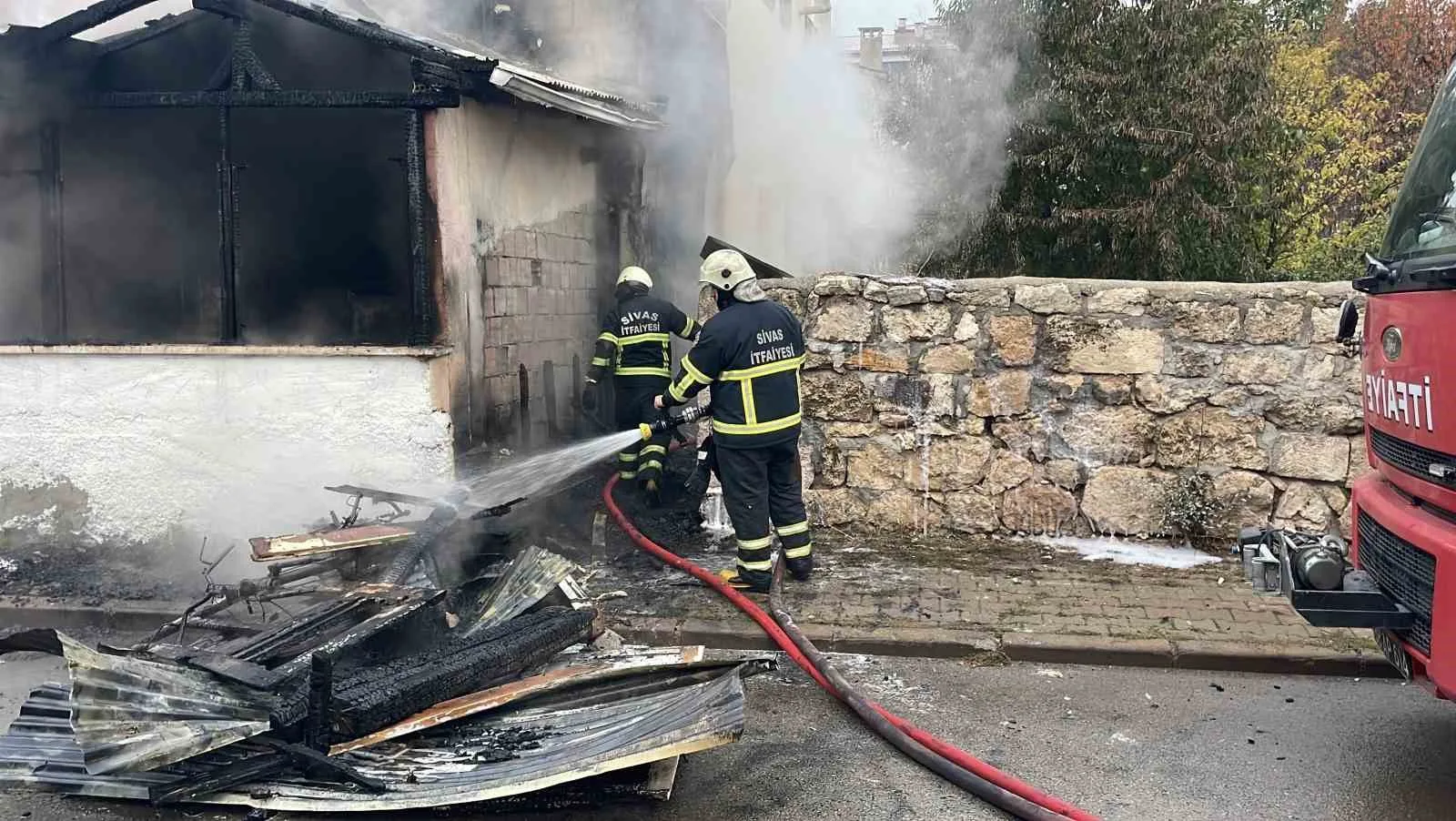 Sivas’ta iki katlı ikamette çıkan yangında bir kat tamamen kullanılmaz