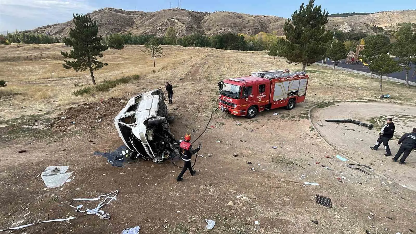 Sivas’ta direksiyon hakimiyeti kaybedilen minibüs, istinat duvarından aşağıya devrildi. Kazada