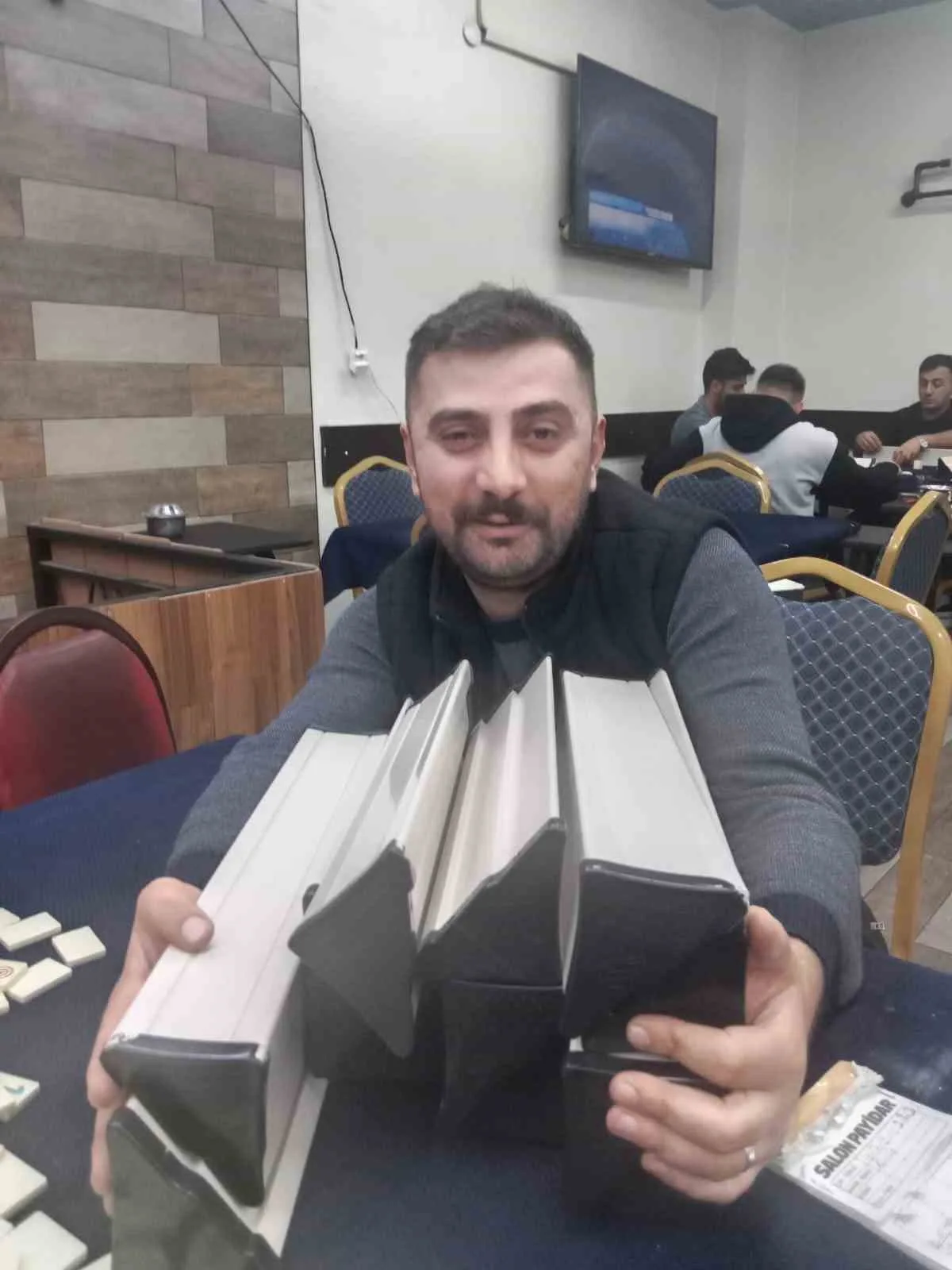 Sivas’ta arkadaşlar arasında yıllardır süren okey rekabeti, kazanan tarafın davul